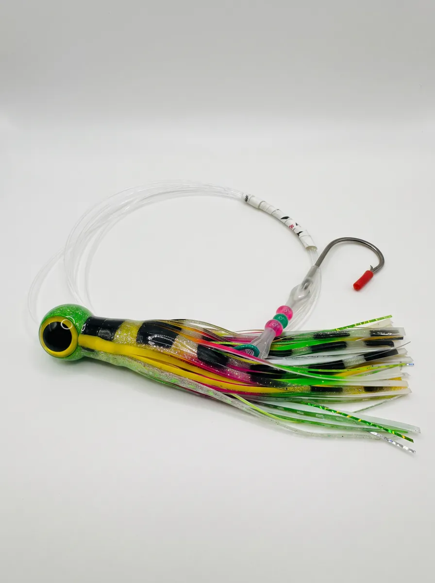 Nash Performance Q Lure Green Head Yellow Eye 22 cm con líder y anzuelo sobre fondo blanco