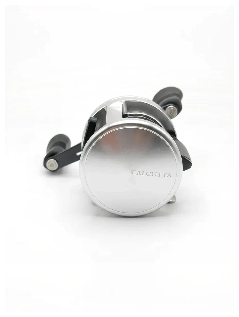 Carrete Shimano Calcutta 400D redondo de casting, cuerpo plateado pulido con manivelas negras