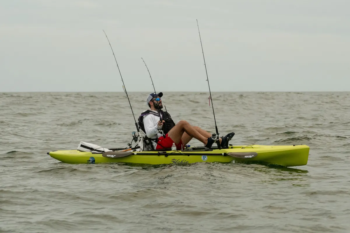 Pescador en kayak con cañas de pesca en el mar de México