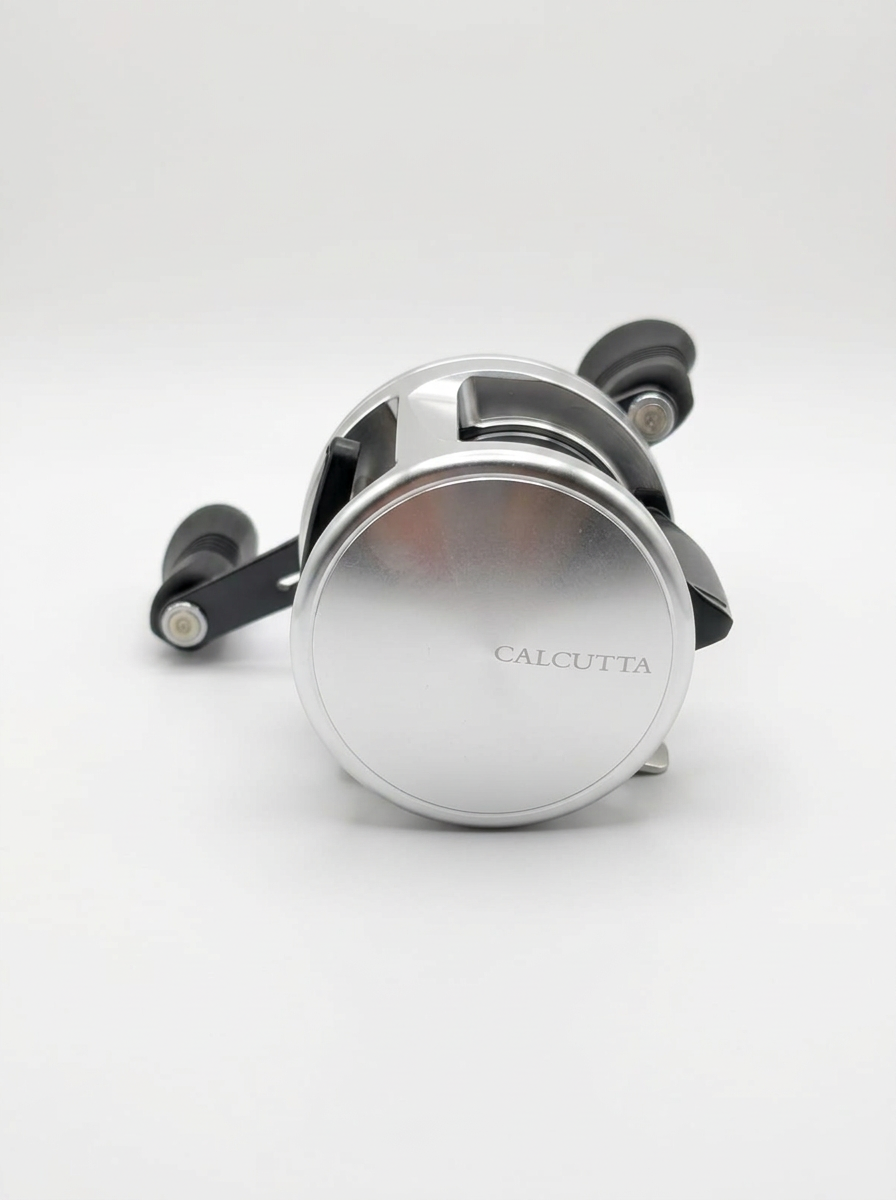 Carrete Shimano Calcutta 400D redondo de casting, cuerpo plateado pulido con manivelas negras