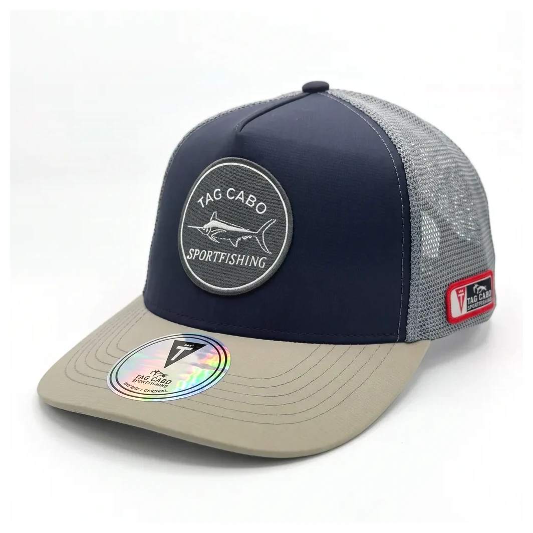 Gorra trucker Tag Cabo Sportfishing azul marino con parche circular de marlín azul
