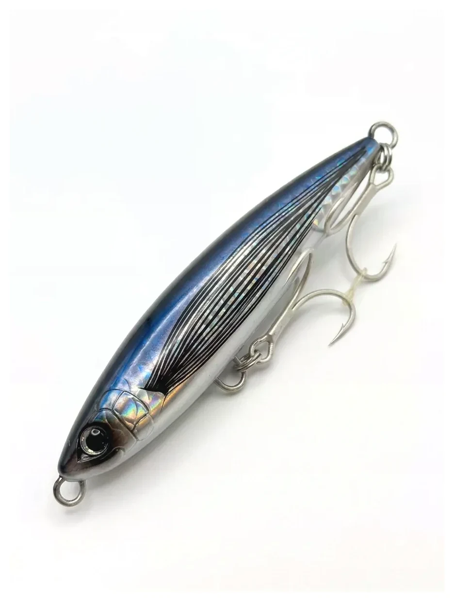 Señuelo stickbait ScaleBoot A Fly Fish Ocea 35 g azul plateado con plumas negras sobre fondo blanco