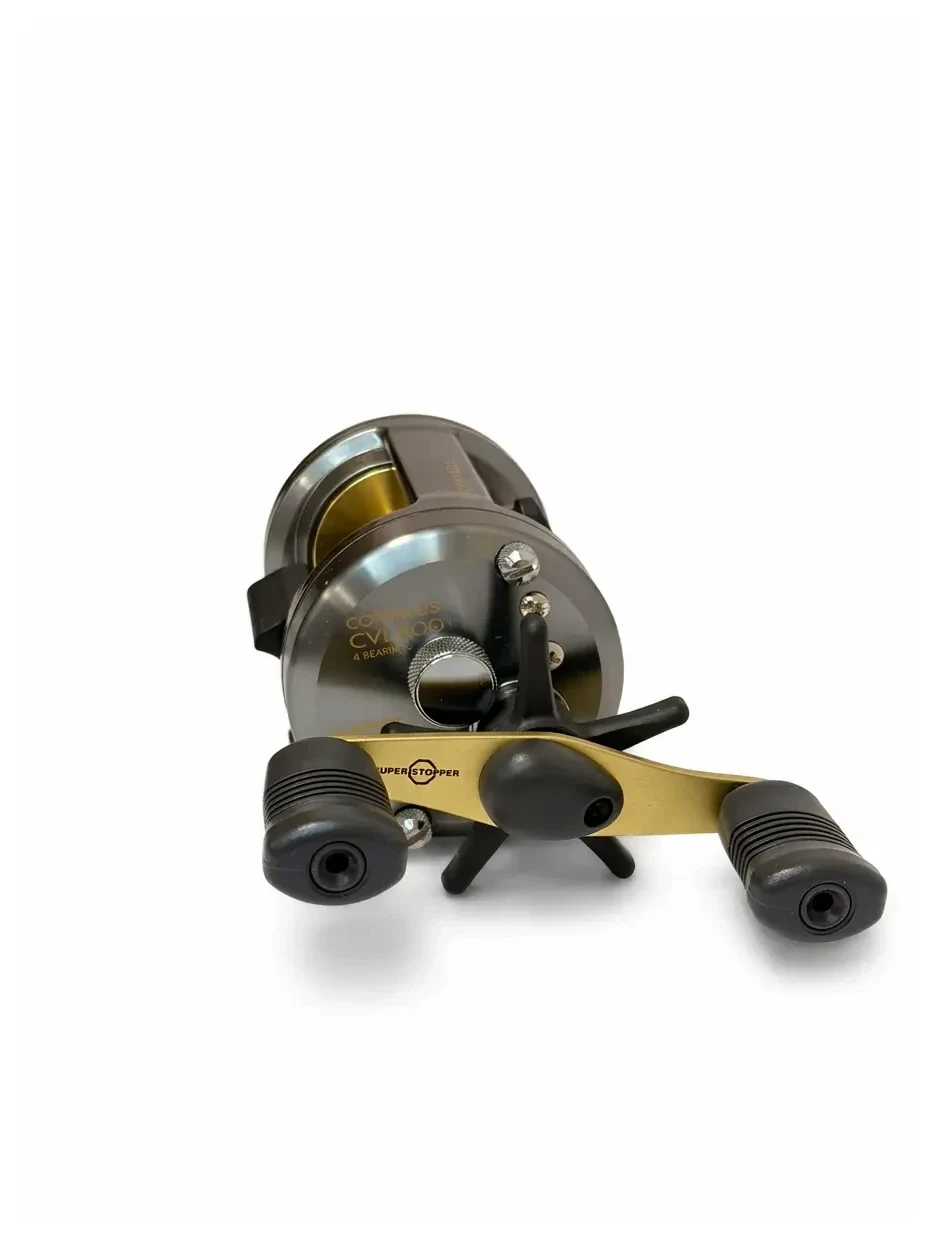 Carrete Shimano Corvalus CVL400 redondo de casting, cuerpo gris oscuro y manivela dorada