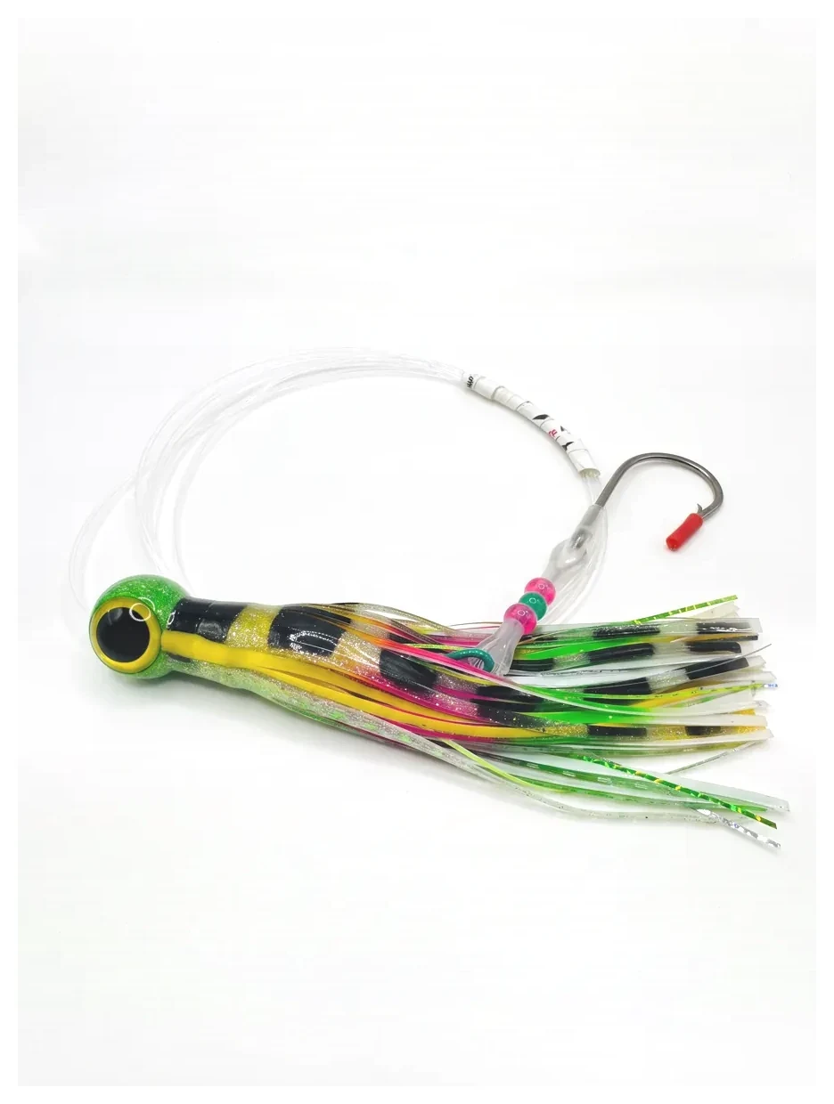 Nash Performance Q Lure Green Head Yellow Eye 22 cm con líder y anzuelo sobre fondo blanco