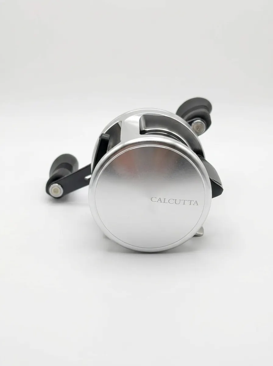 Carrete Shimano Calcutta 400D redondo de casting, cuerpo plateado pulido con manivelas negras