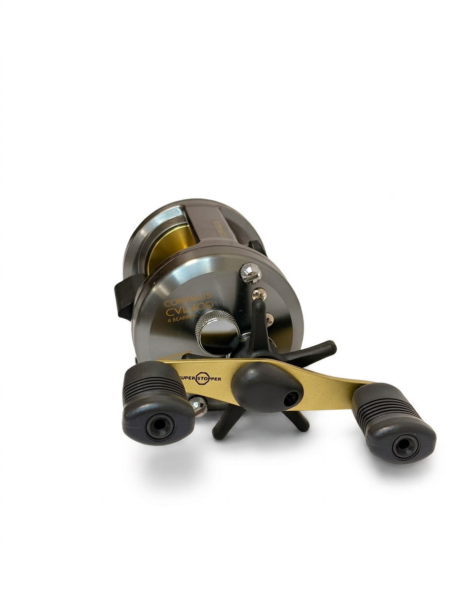 Carrete Shimano Corvalus CVL400 redondo de casting, cuerpo gris oscuro y manivela dorada