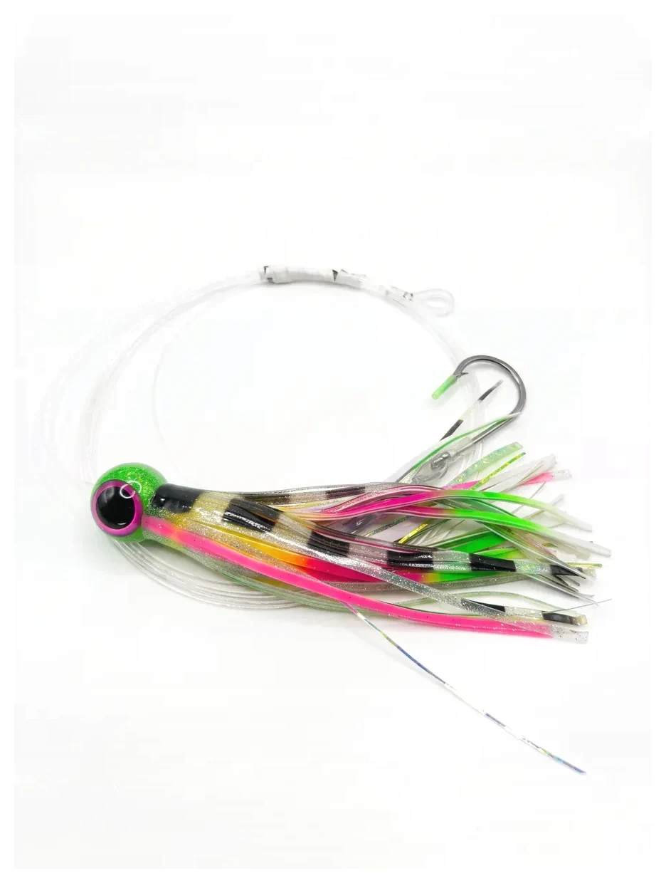 Nash Performance Q Lure Green Head Pink Glass 22 cm con líder y anzuelo sobre fondo blanco
