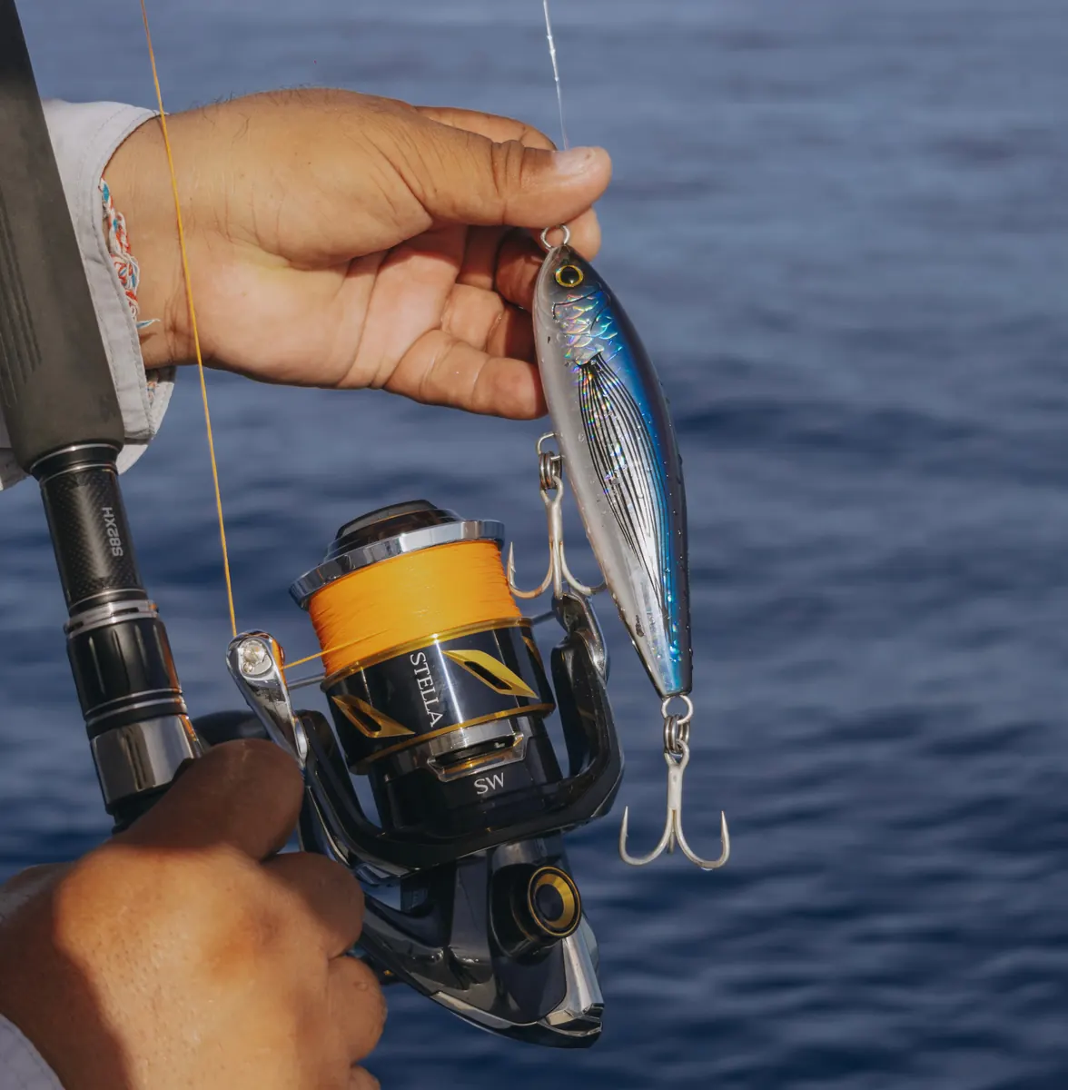Carrete spinning con jig para jigging vertical en agua salada