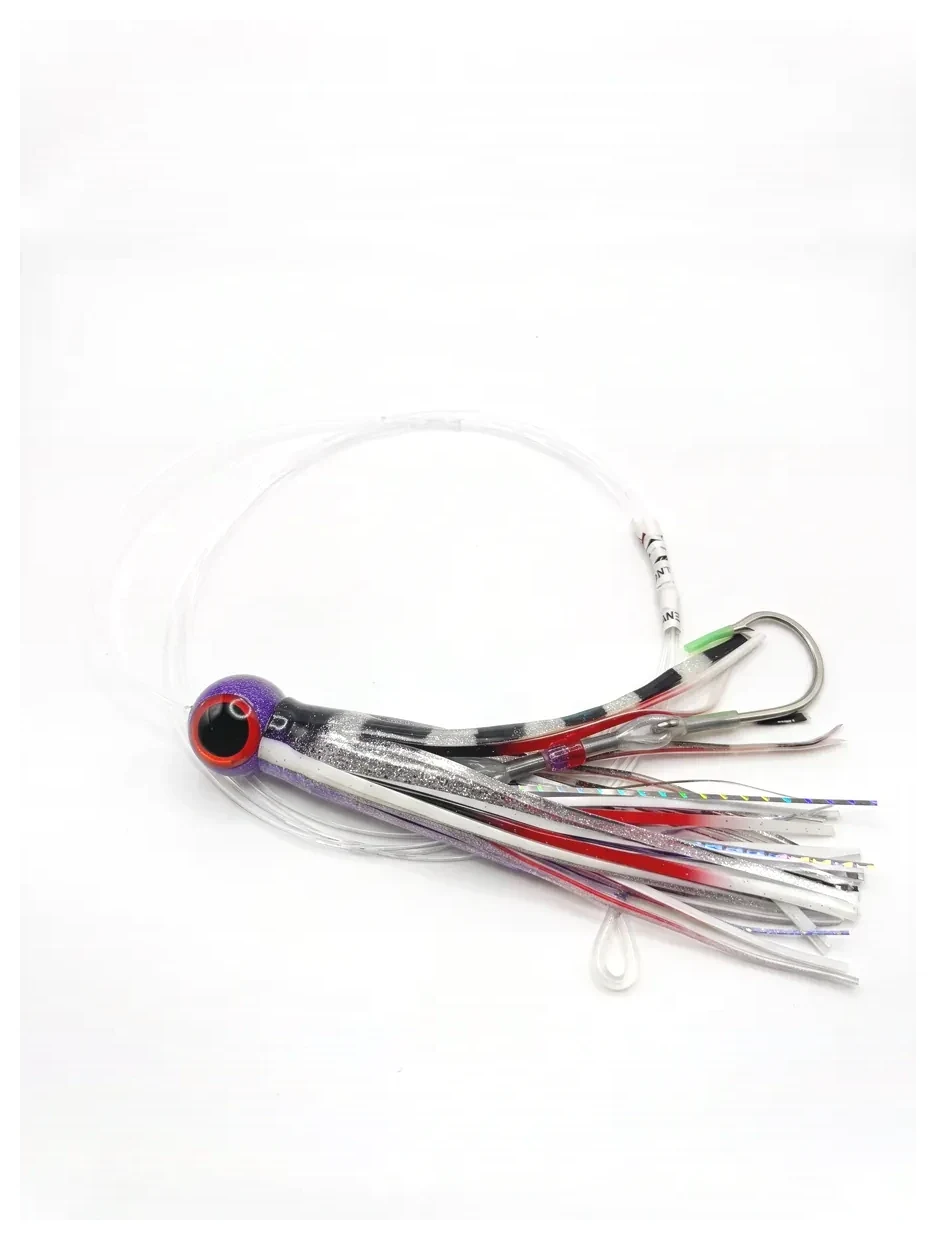 Nash Performance Q Lure Purple Head Red Glass 22 cm con líder y anzuelo sobre fondo blanco