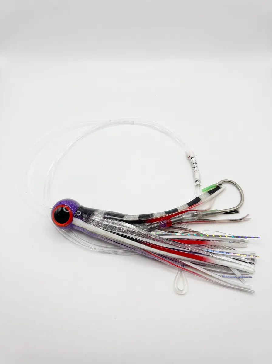 Nash Performance Q Lure Purple Head Red Glass 22 cm con líder y anzuelo sobre fondo blanco